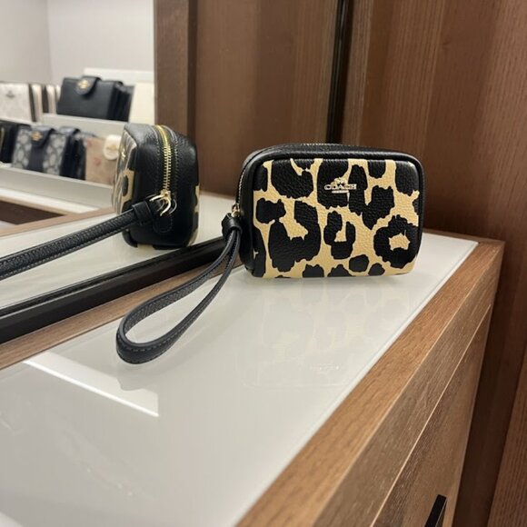 Coach Pouch Wristlet with Leopard Print CBP13 - Picture 3 of 9